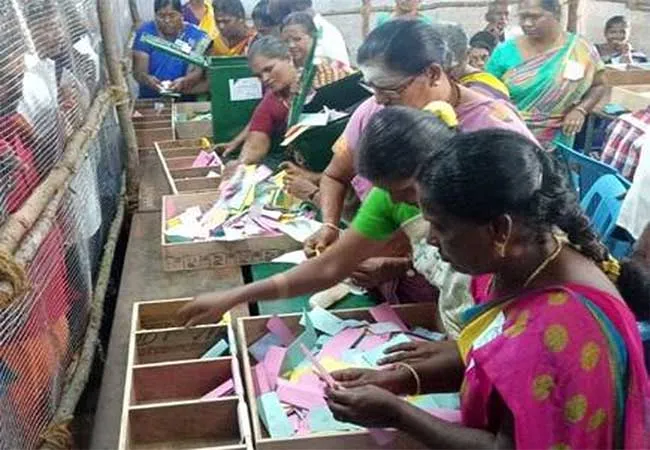 local body election independent candidates admk and  dmk parties 